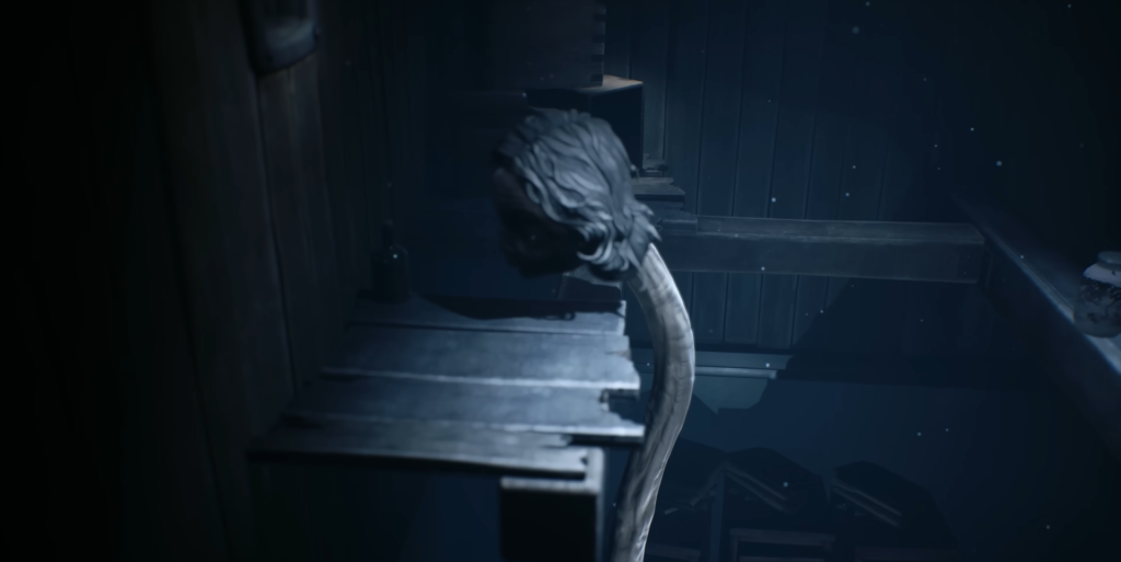 Каменная голова льва свисает с деревянной балки в комнате