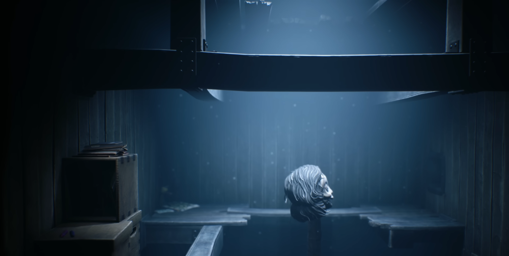 Голова куклы плавает в воде в комнате