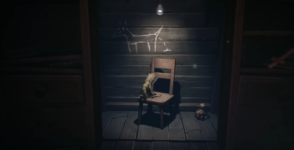 Шестой из Little Nightmares сидит на стуле в комнате