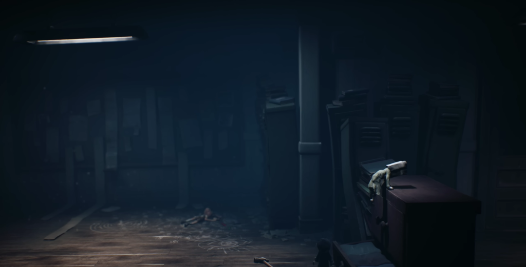 Шестой из Little Nightmares карабкается на шкаф в комнате
