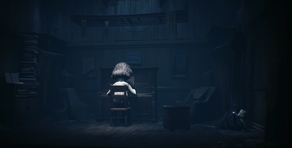 Шестая из Little Nightmares II играет на пианино в комнате