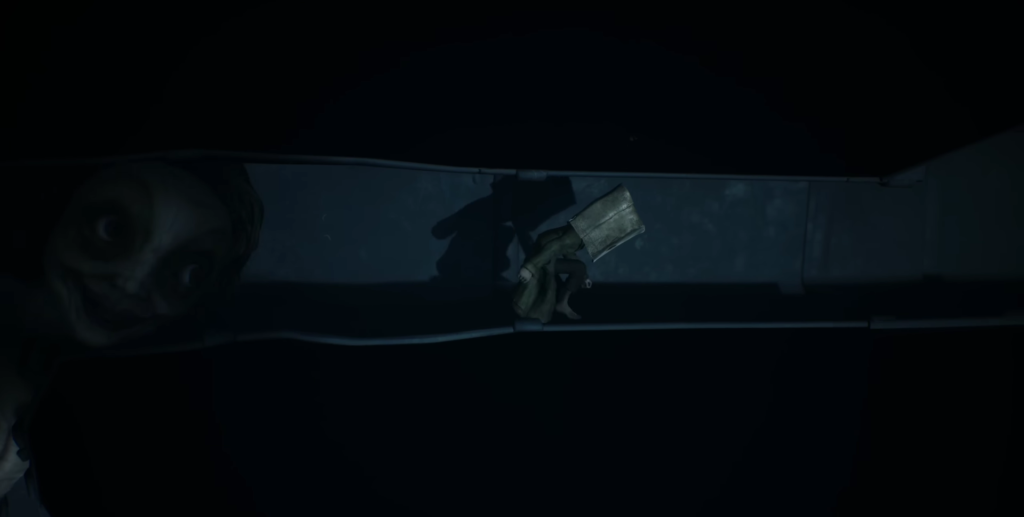 Рука держит пистолет в темном коридоре