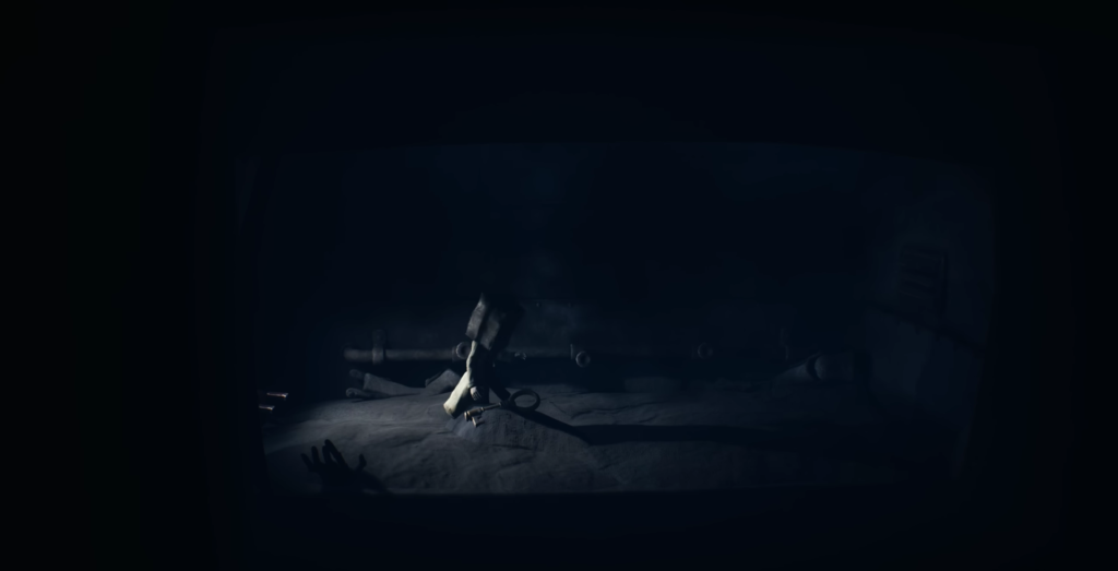 Шестой из Little Nightmares II крадется по темной комнате