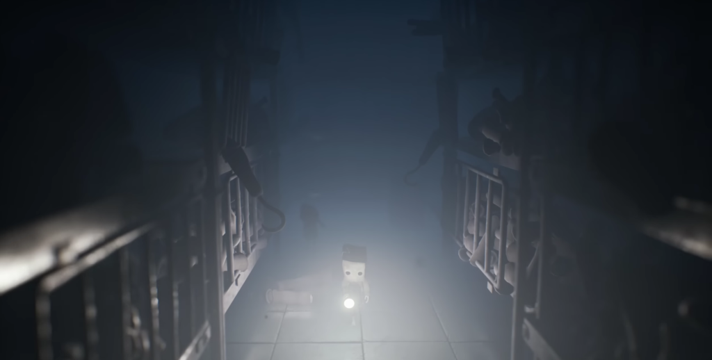 Шестой из Little Nightmares II светит фонариком в коридоре