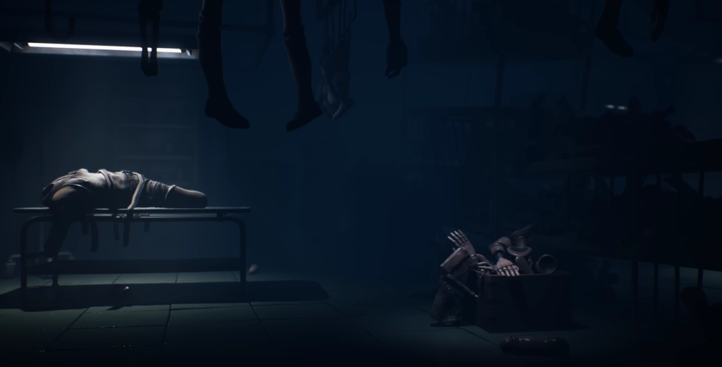 Тело лежит на каталке в темной комнате