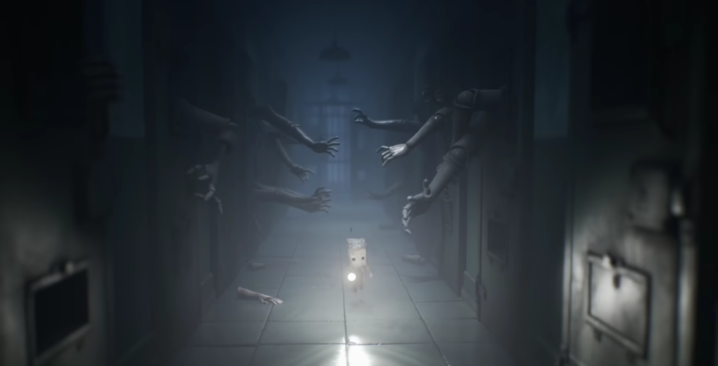 Шестой из Little Nightmares II бежит по коридору