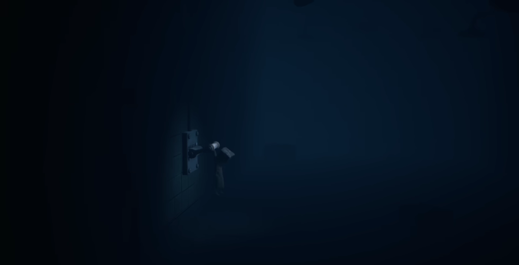 Рука тянется к дверной ручке в темноте