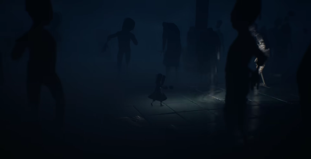 Девочка в плаще бежит по тёмному коридору