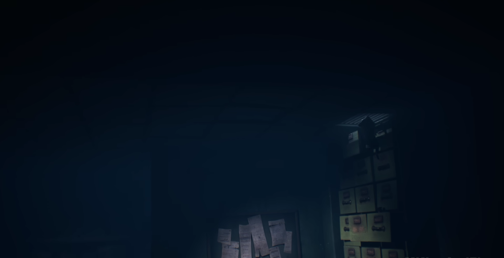 Синие тени скрывают шкаф с ящиками в комнате