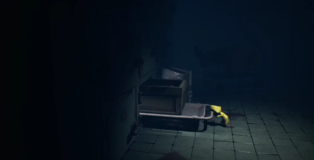 Шестая из Little Nightmares ползёт по полу в комнате