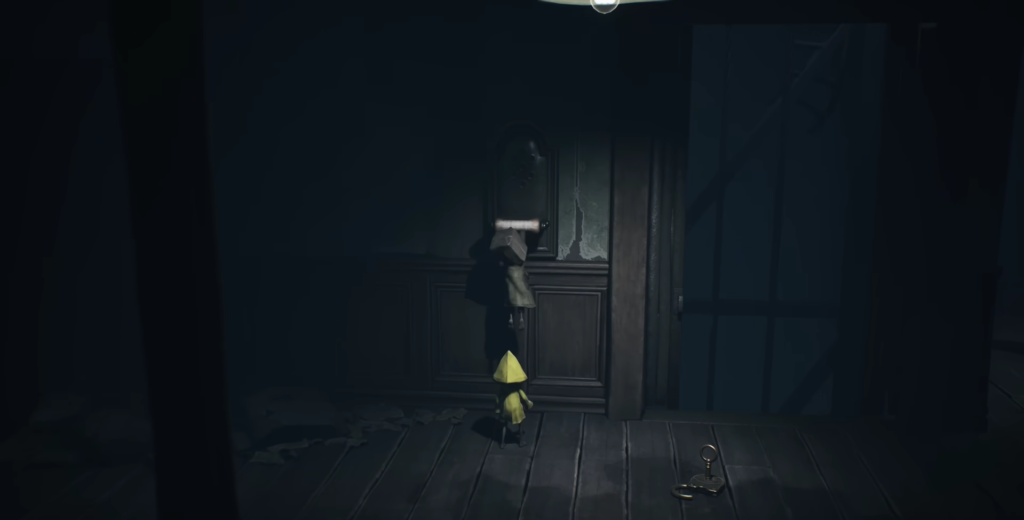 Шестая из Little Nightmares стоит у двери в комнате