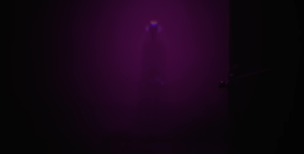 Фиолетовый туман рассеивается в темном пространстве