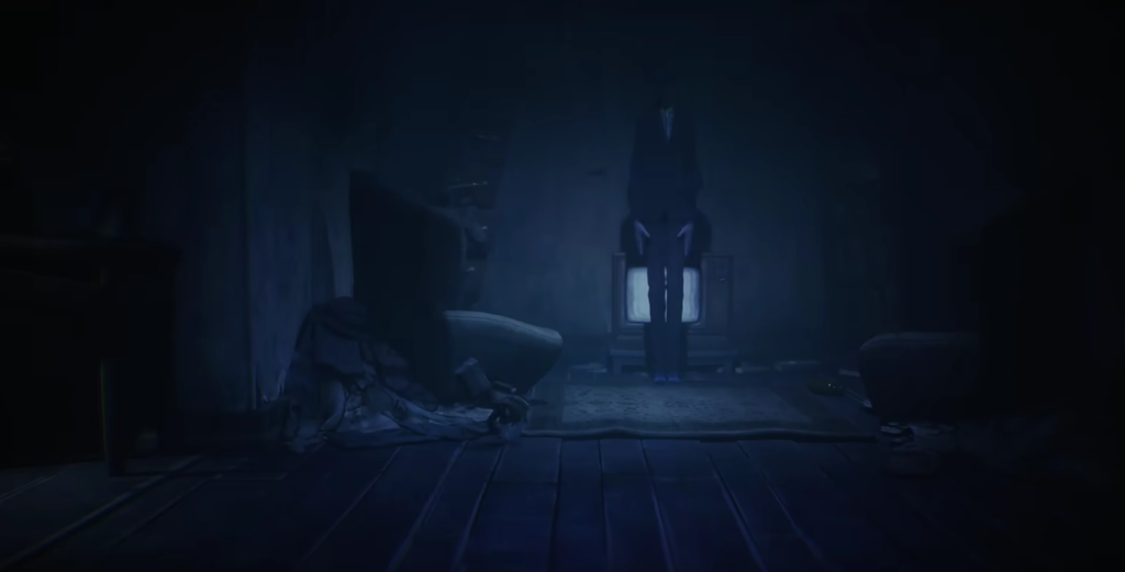 Тонкий человек стоит перед телевизором в комнате