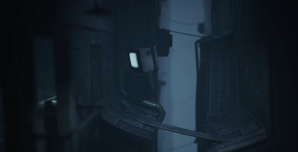 Маленький телевизор светится в тёмном коридоре здания