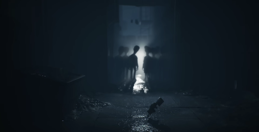 Силуэты детей стоят в тёмном коридоре