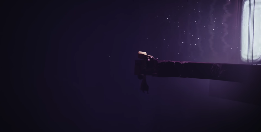 Фигура в плаще лежит на балке в темноте