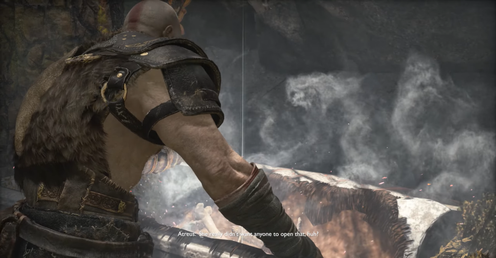Кратос из God of War открывает сундук в пещере
