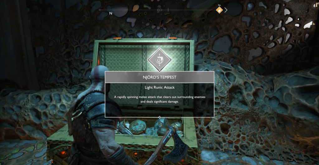 Кратос открывает сундук с руной в пещере