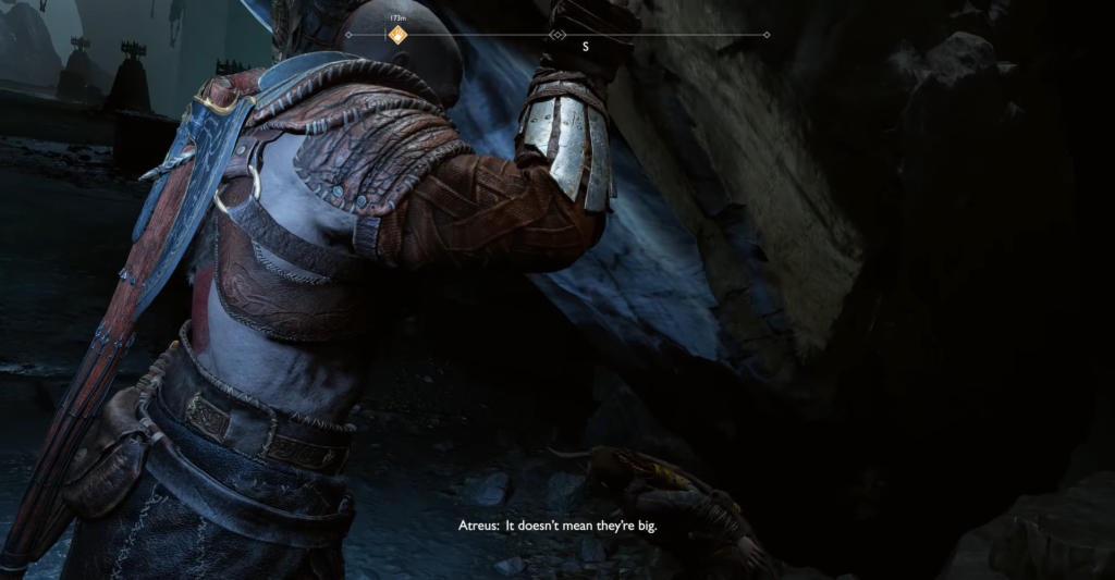 Кратос из God of War толкает камень в пещере