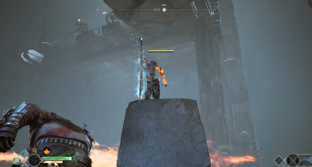 Кратос сражается с врагом на каменной арене God of War