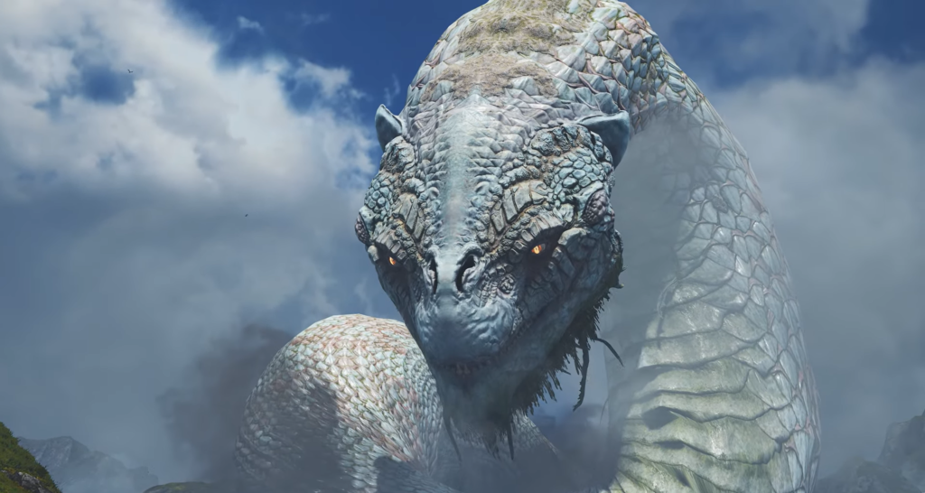 Гигантская белая змея смотрит в тумане под небом