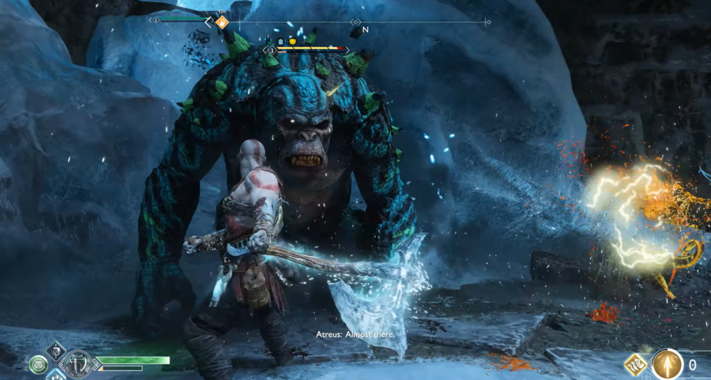 Кратос сражается с троллем в ледяной пещере God of War