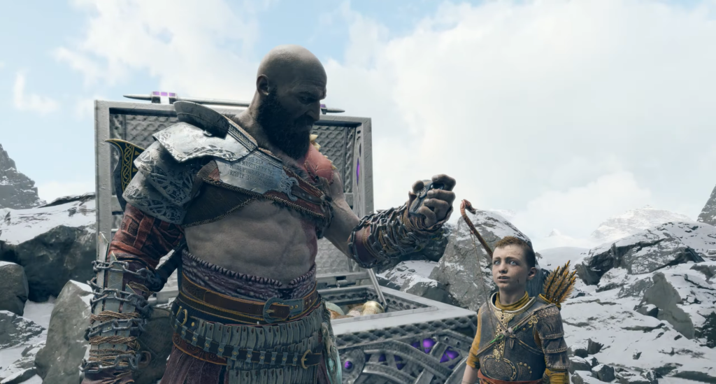 Кратос держит предмет, Атрей стоит среди снежных скал
