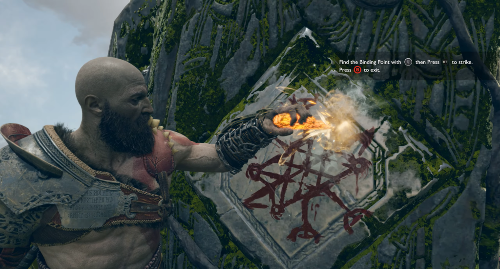 Кратос бьёт рунический камень на скале God of War
