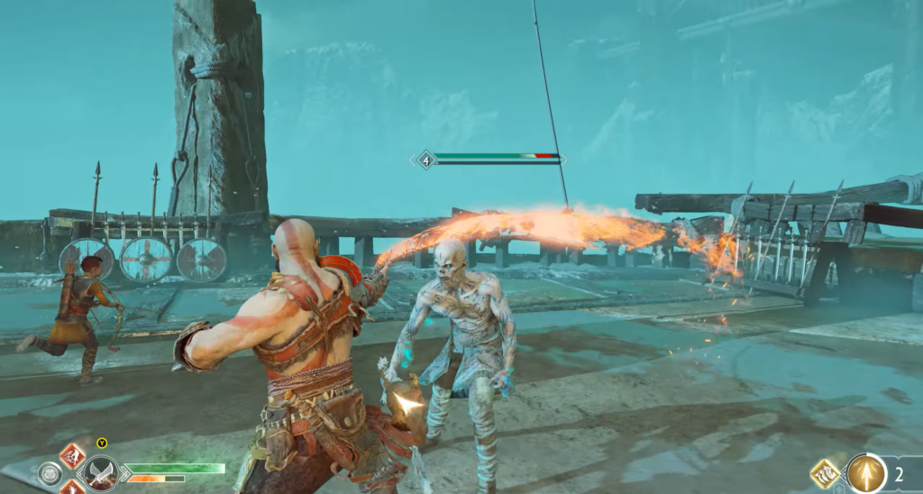 Кратос атакует огненным клинком врага на арене God of War