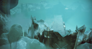 Разрушенный мост над скалами в голубом тумане