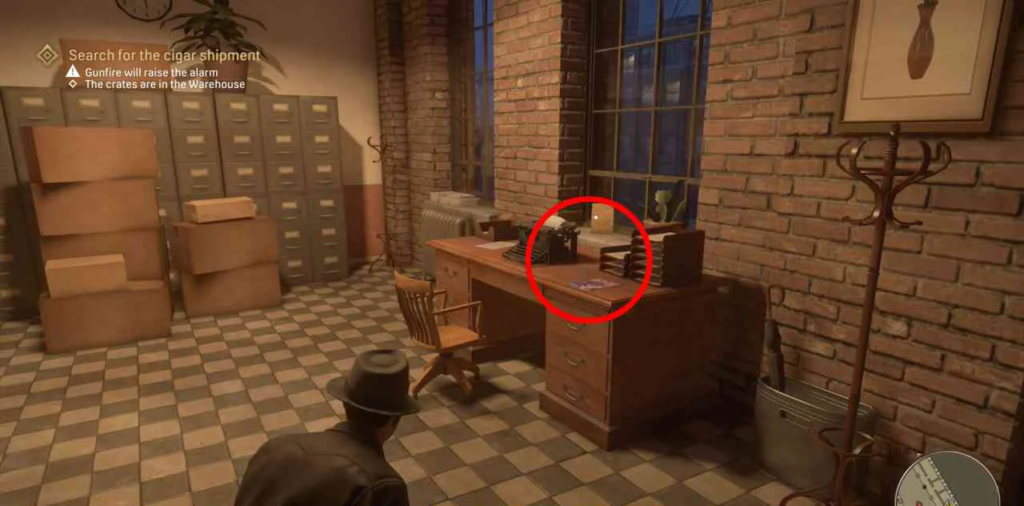 Игрок прячется у стола в офисе склада
