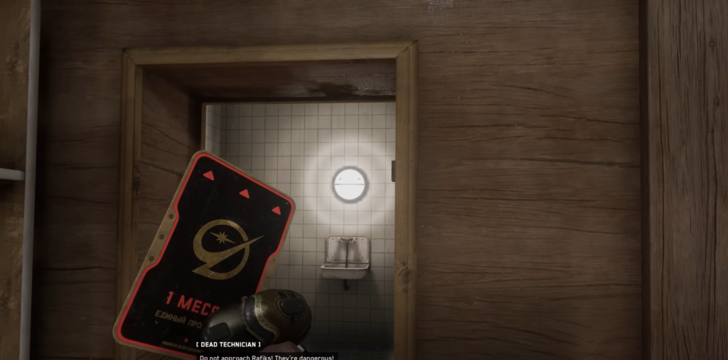 Рука держит карту доступа у двери туалета