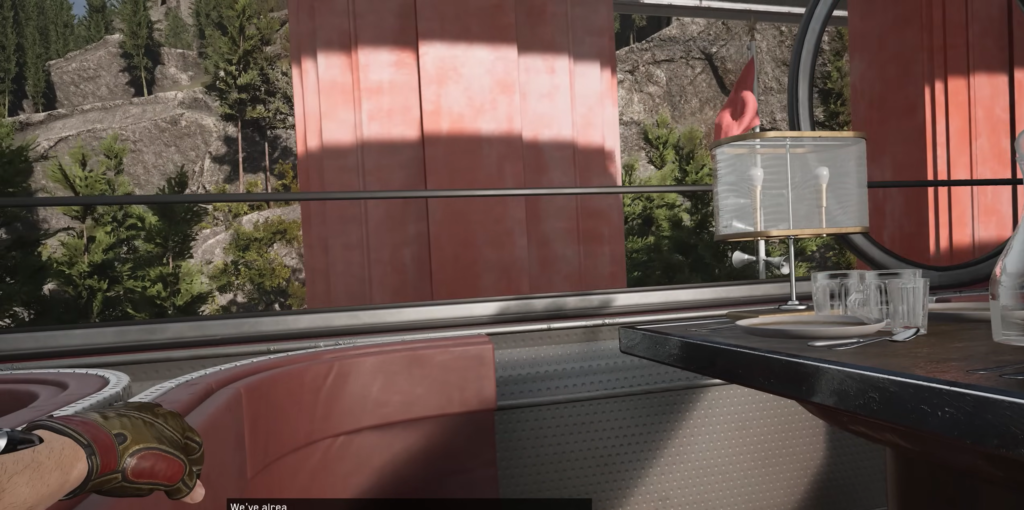 Перчатка на руке у стола в поезде