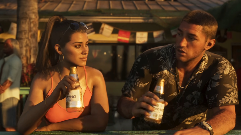 Мужчина и женщина пьют пиво за столом на улице