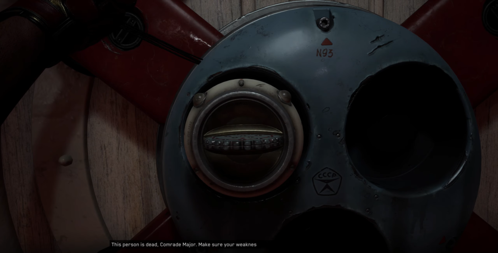 Металлический шлем с надписью СССР на полу