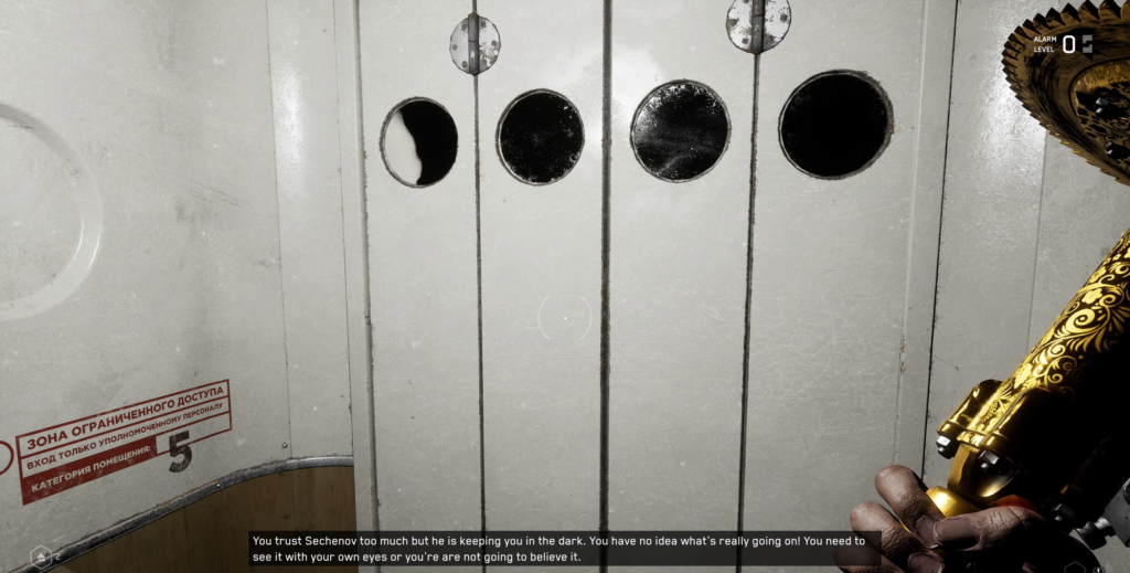 Золотой пистолет в руке у белой двери