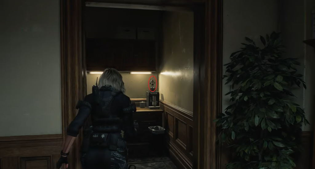 Леон Кеннеди из Resident Evil 4 идет в коридоре