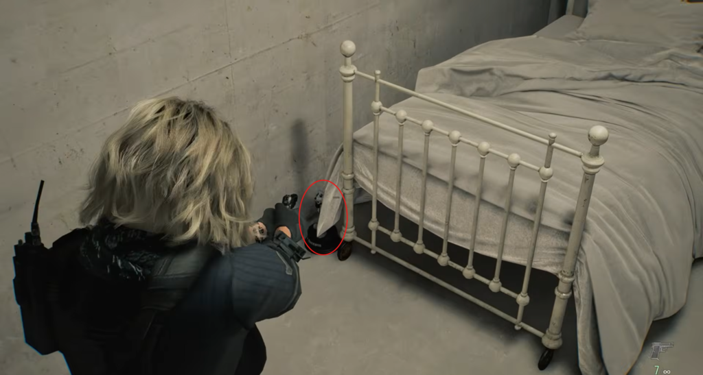 Персонаж целится пистолетом в спальне у кровати