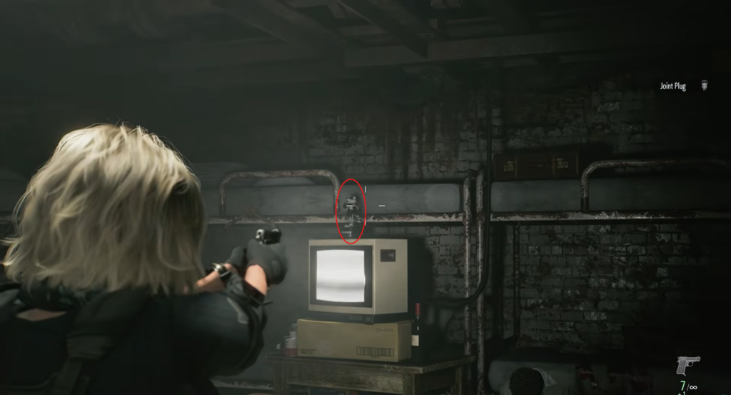 Женщина целится из пистолета в подвале с телевизором