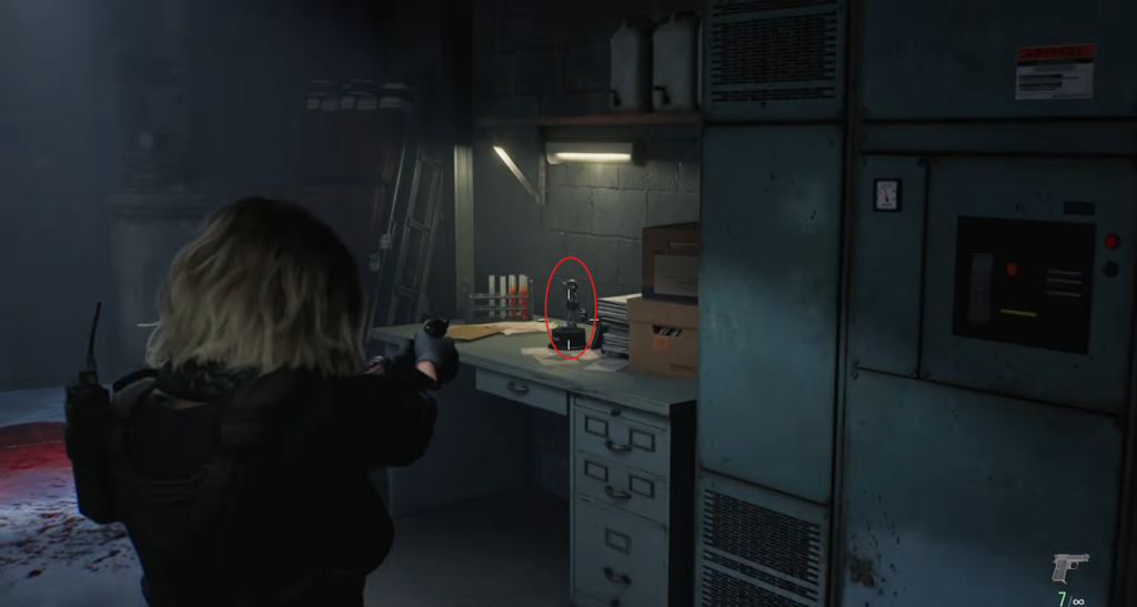 Персонаж целится пистолетом в лаборатории у стола