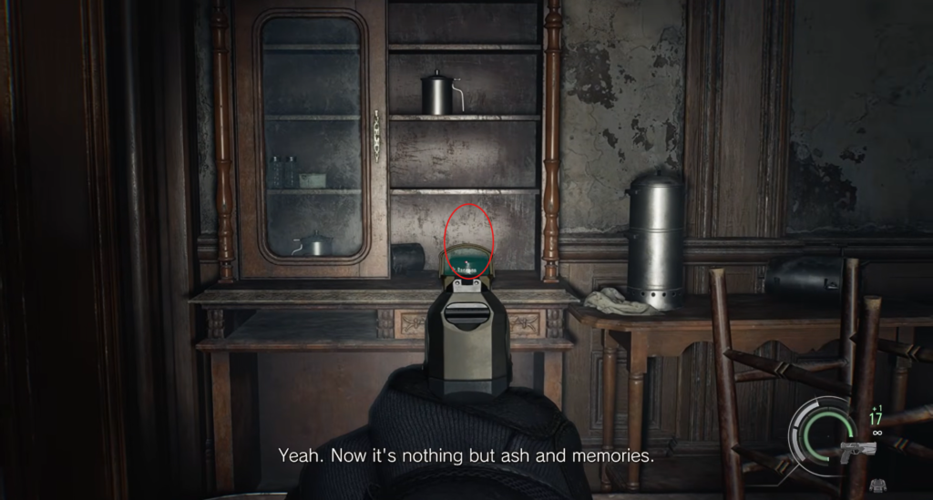 Прицеливание из пистолета на шкаф в комнате