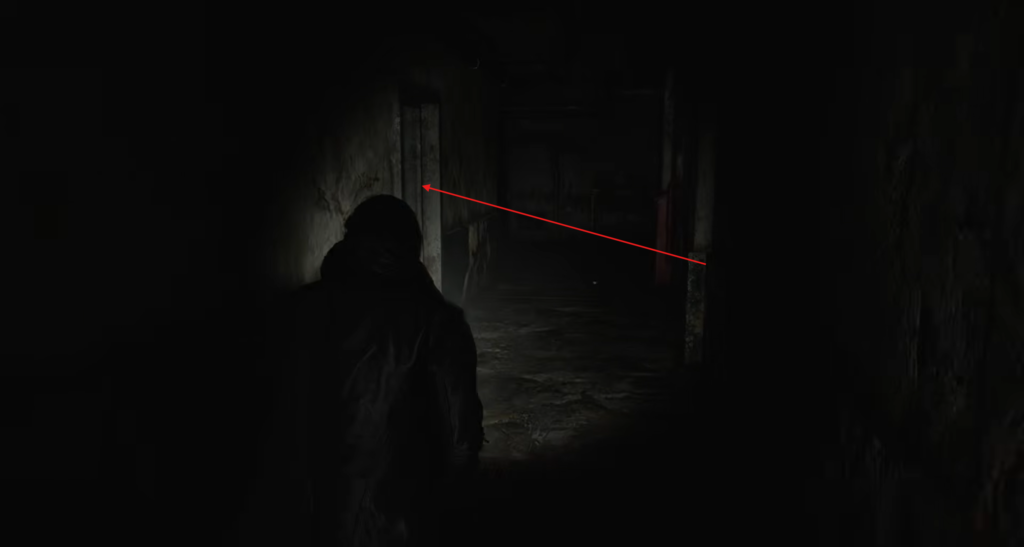 Силуэт человека идет по темному коридору