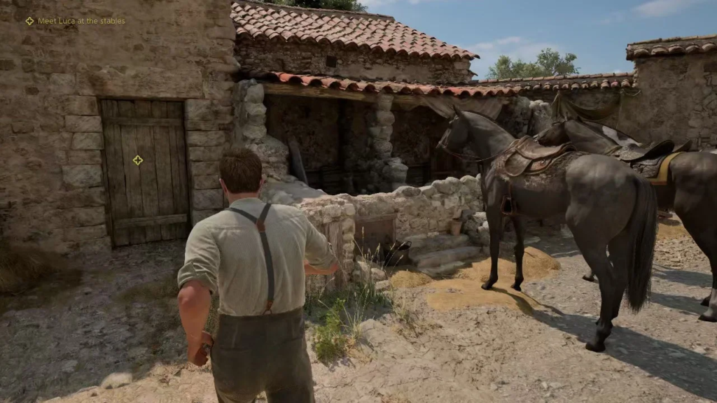 Мужчина идет к конюшне рядом с лошадьми