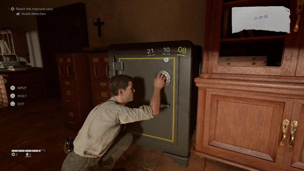 Мужчина открывает сейф в комнате с шкафами