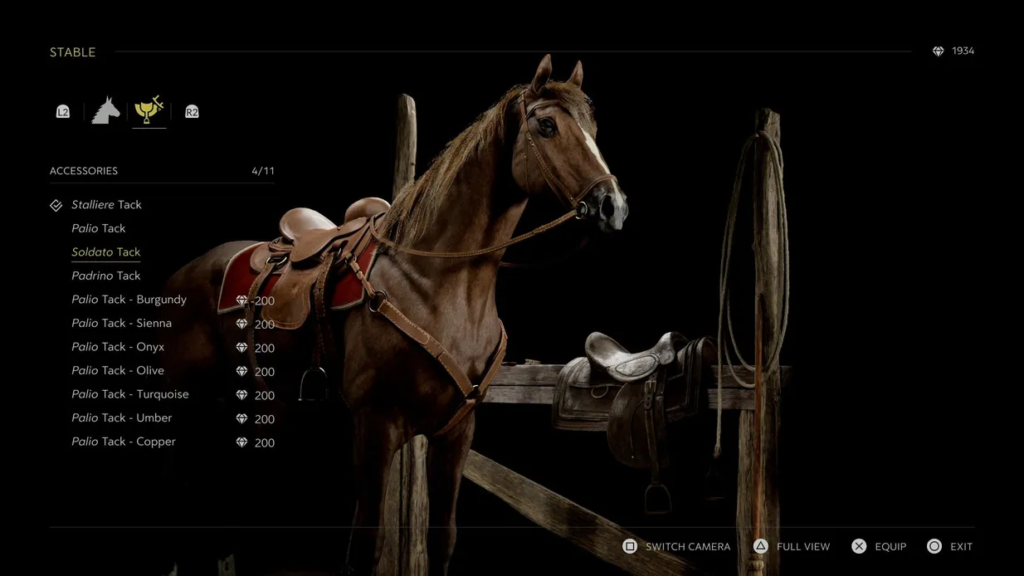 Лошадь в седле стоит у коновязи в конюшне