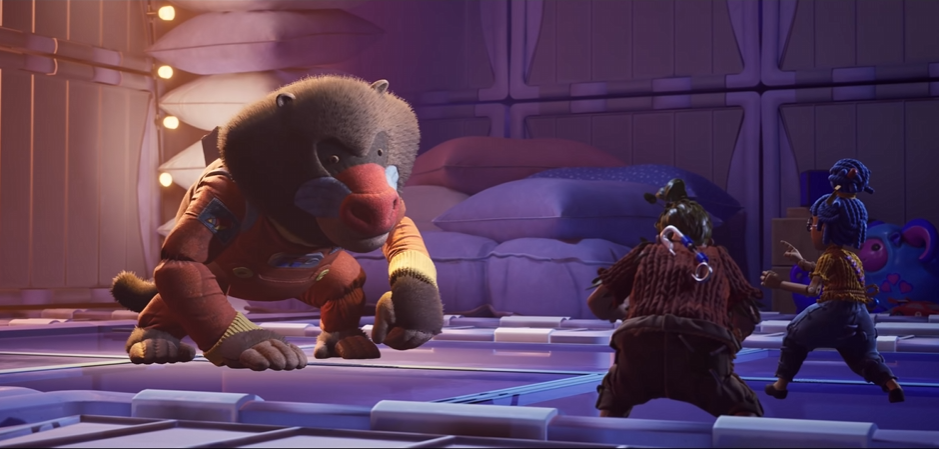 Обезьяна в скафандре противостоит двум куклам в комнате