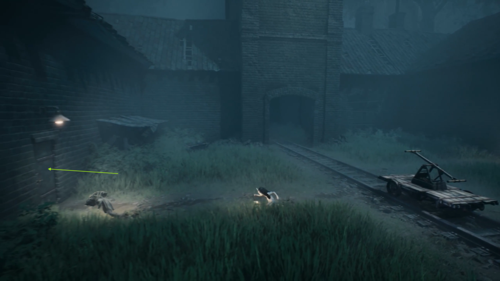 Фигура крадется по траве у кирпичных стен