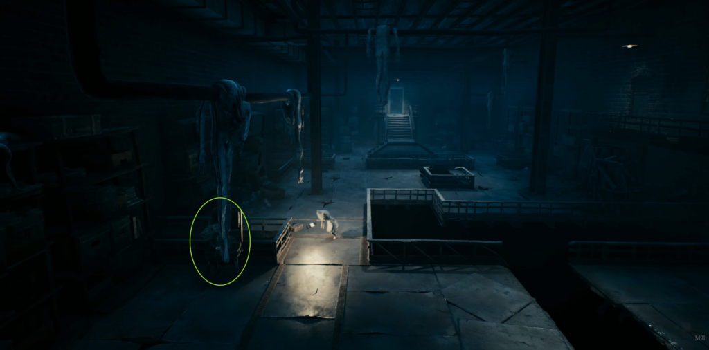 Маленькая девочка бежит по темному цеху