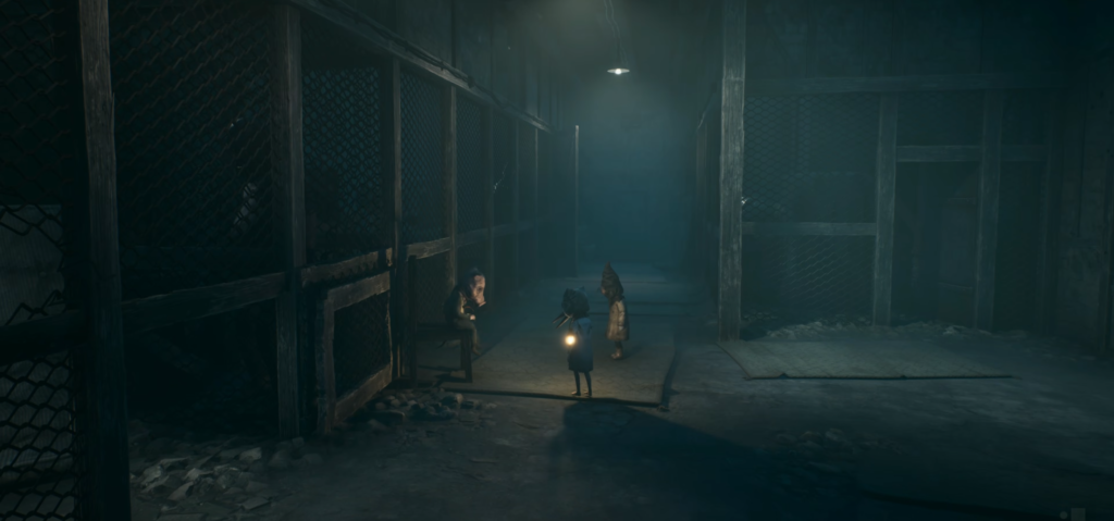 Шестая держит фонарь в коридоре