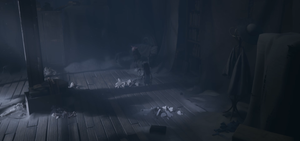 Девочка стоит в комнате